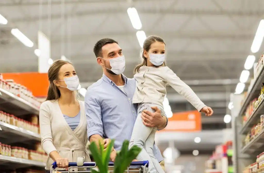 PassportCard/Internationale Krankenversicherung/family-with-masks-grocery-shopping